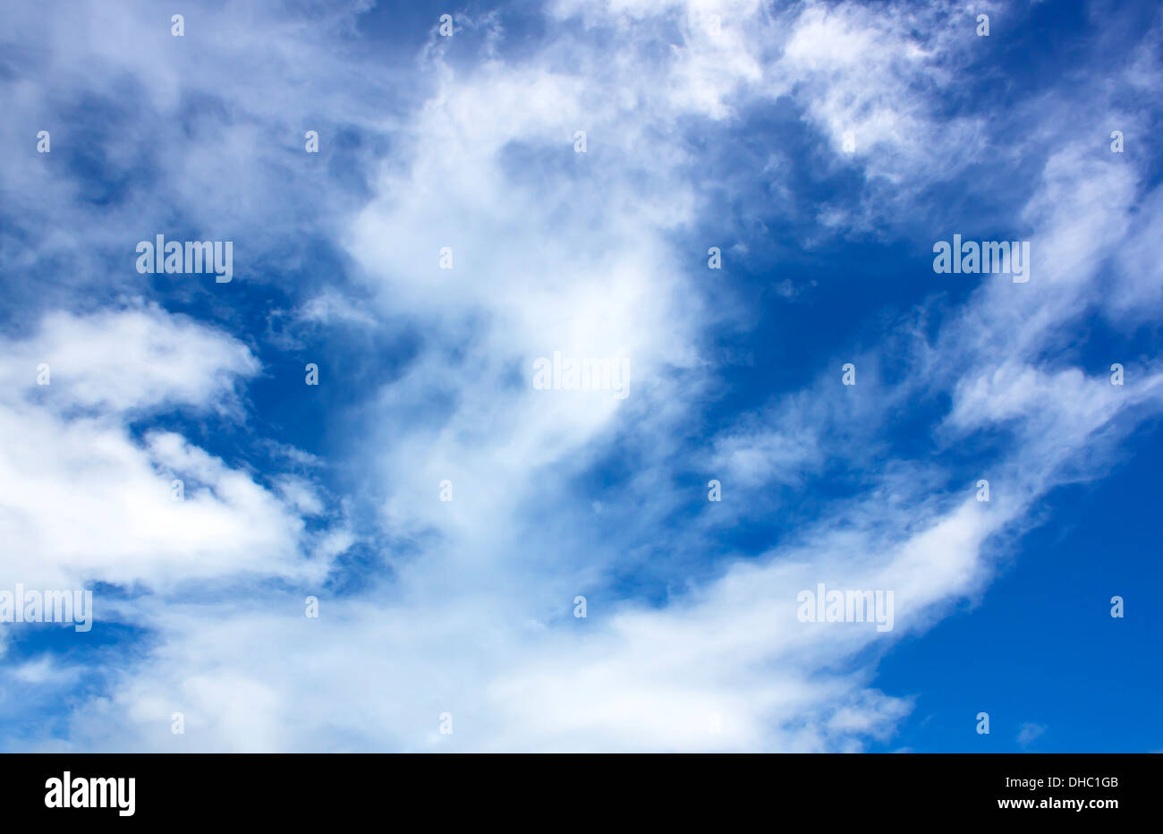 Le fond de ciel bleu avec des nuages blancs. Banque D'Images