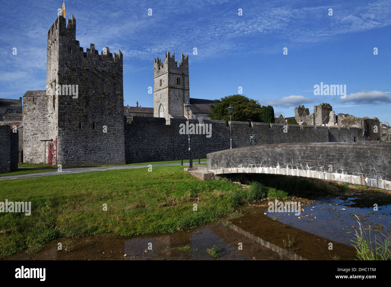 Passerelle sur la rivière par l'Clashawley Fethard 14/15ème siècle murs de ville, comté de Tipperary, Irlande Banque D'Images