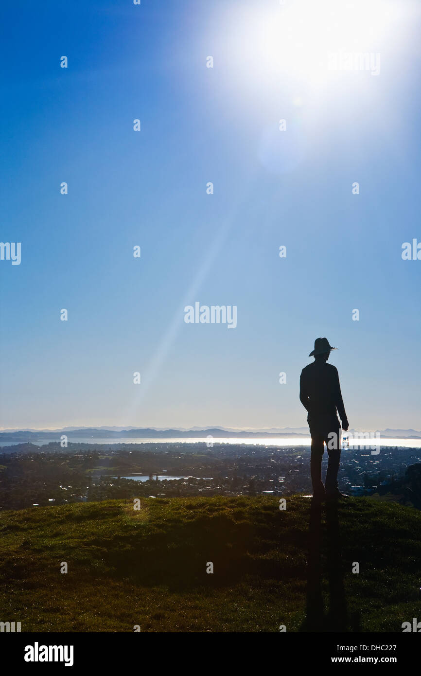 Silhouette d'un homme dans un chapeau debout sur Mt. Eden en vue d'Auckland, Nouvelle-Zélande Banque D'Images