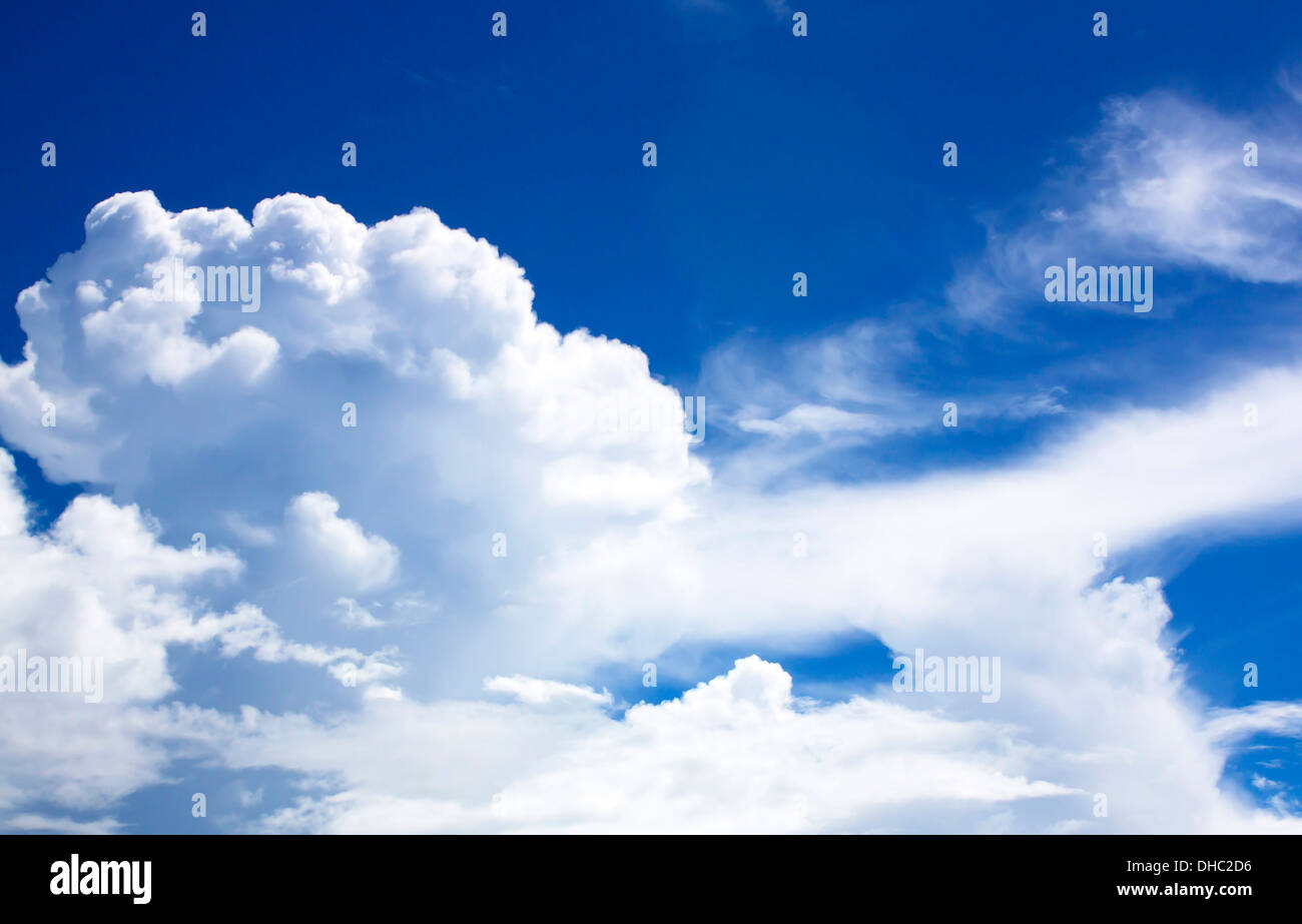 Le fond de ciel bleu avec des nuages blancs. Banque D'Images