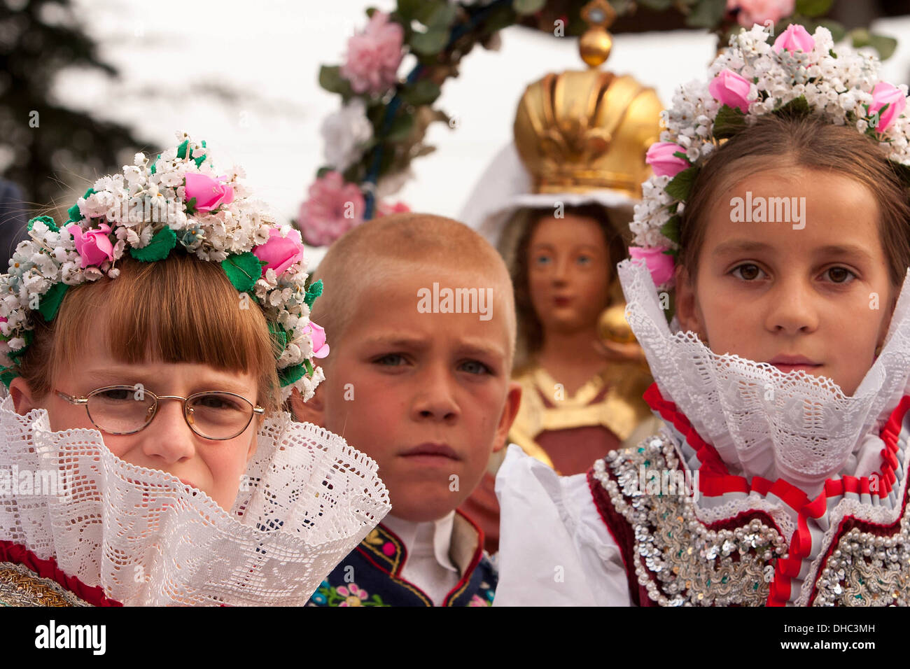 Les enfants de personnes en costumes folkloriques, pèlerinage chrétien Marie pour Zarosice, Moravie du Sud, République Tchèque, Europe Banque D'Images