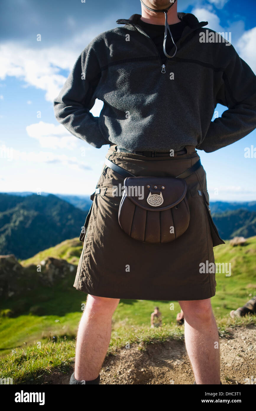 Un homme portant une jupe et une housse autour de sa taille, le Parc National de Whanganui, Whakahoro, Nouvelle-Zélande Banque D'Images