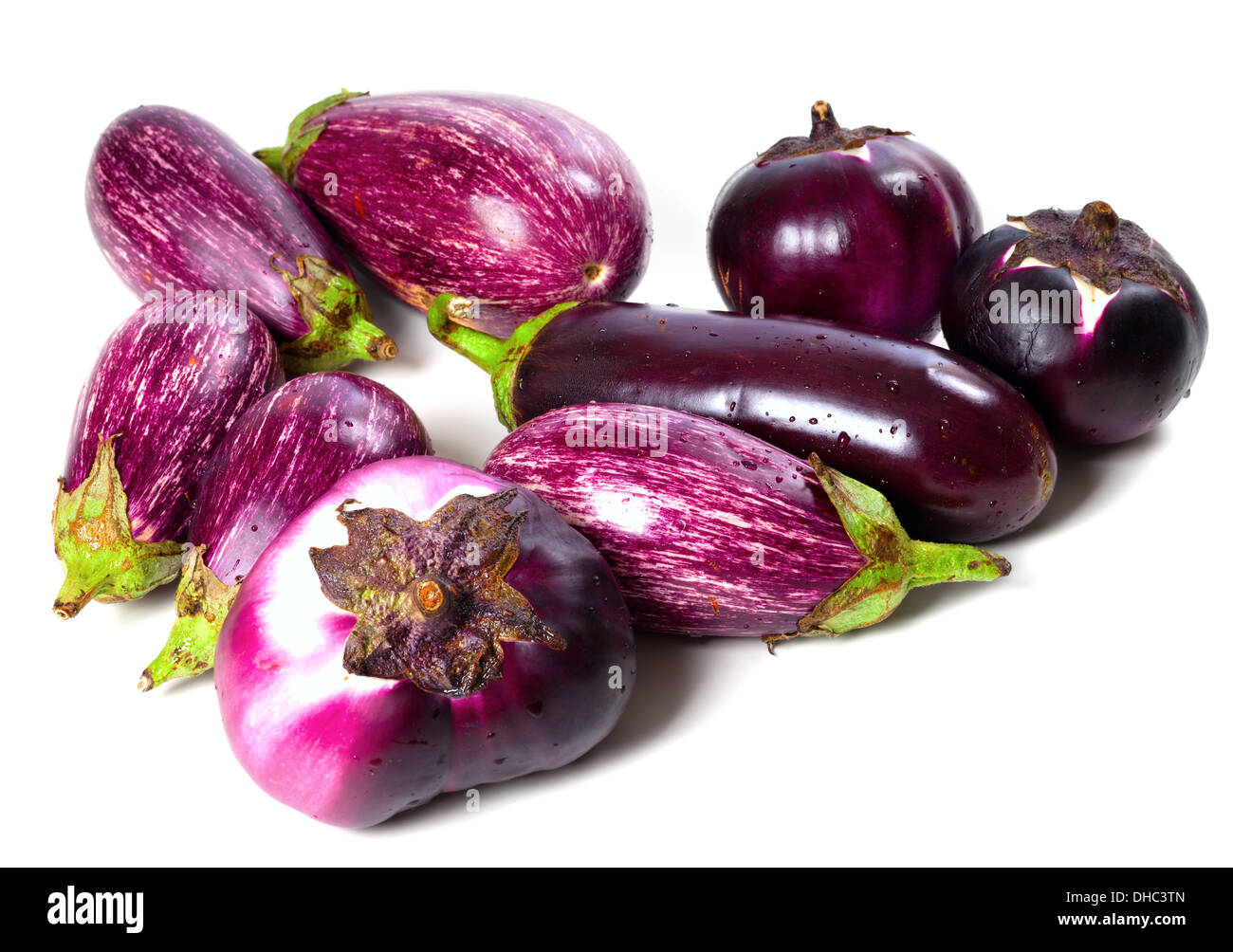 Différentes variétés d'aubergine avec de l'eau gouttes isolé sur fond blanc. Vue d'en haut. Banque D'Images