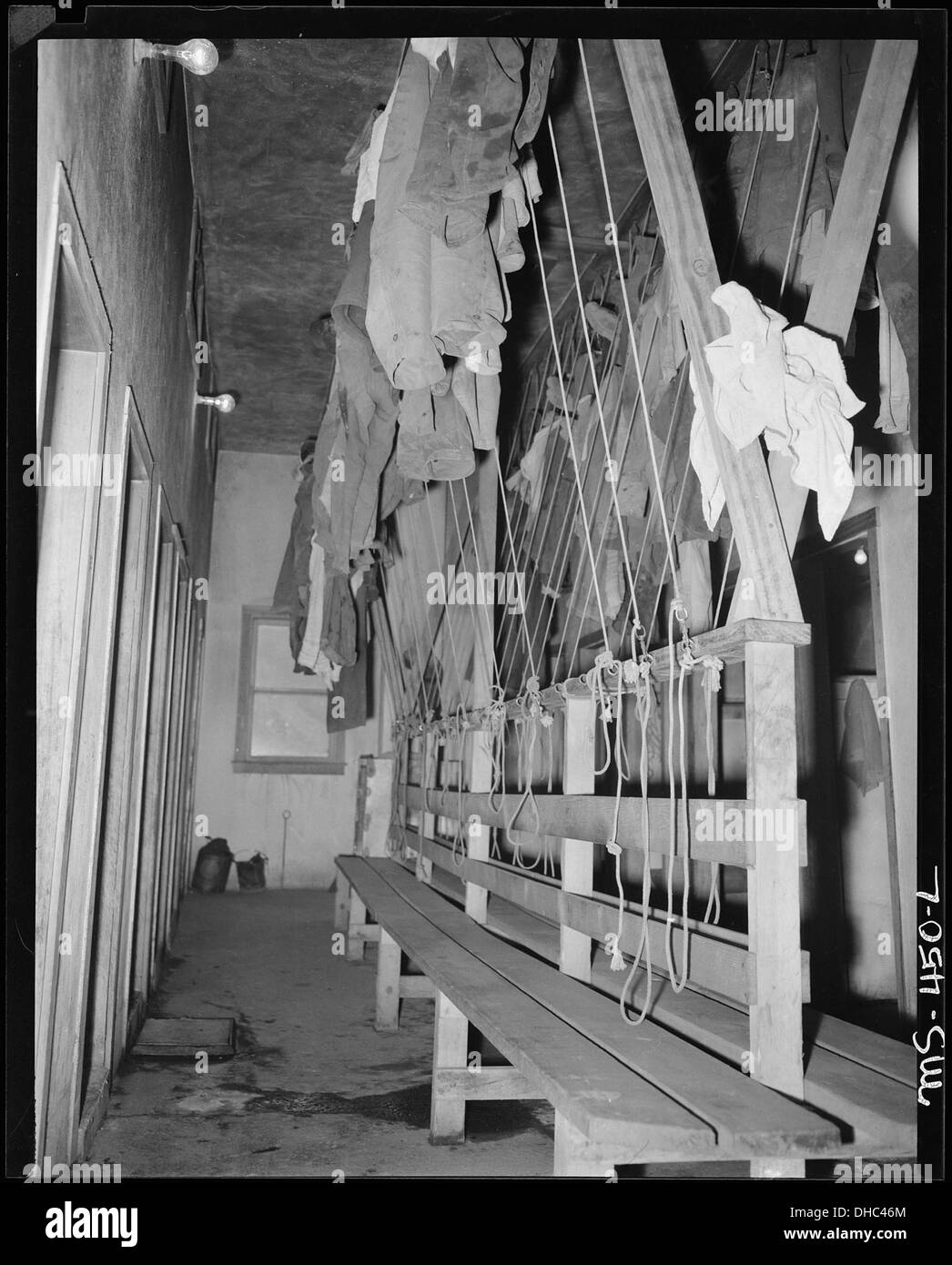 L’intérieur du lavabo et du vestiaire de la mine Rains 5E2 de Hi Heat Coal Company dans le comté de Carbon, Utah. Cette installation était essentielle pour les mineurs pour nettoyer et changer de vêtements avant et après leur quart de travail, reflétant l’accent mis par l’industrie minière sur la santé et la sécurité des travailleurs à cette époque. Banque D'Images