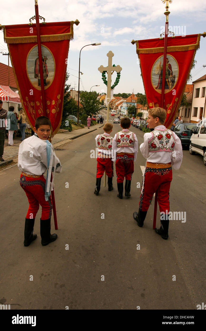 Les enfants de personnes en costumes folkloriques en pèlerinage à Zarosice, Moravie du Sud, République Tchèque, Europe Banque D'Images