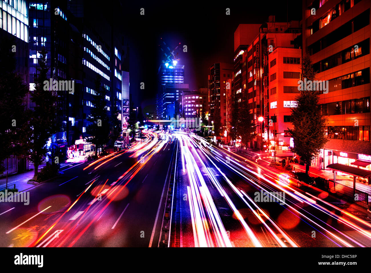 Photo de nuit de Tokyo montrant les bâtiments et flou de lumière Banque D'Images