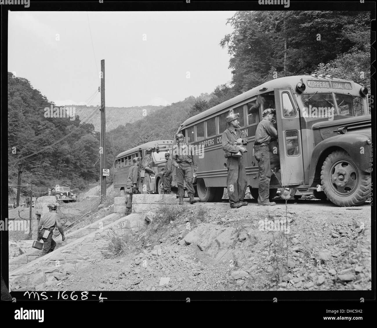 Les bus d'embarquement des mineurs qui les prendront à lavoir du feu maison où ils ont vérifié. Koppers Coal... 540901 Banque D'Images