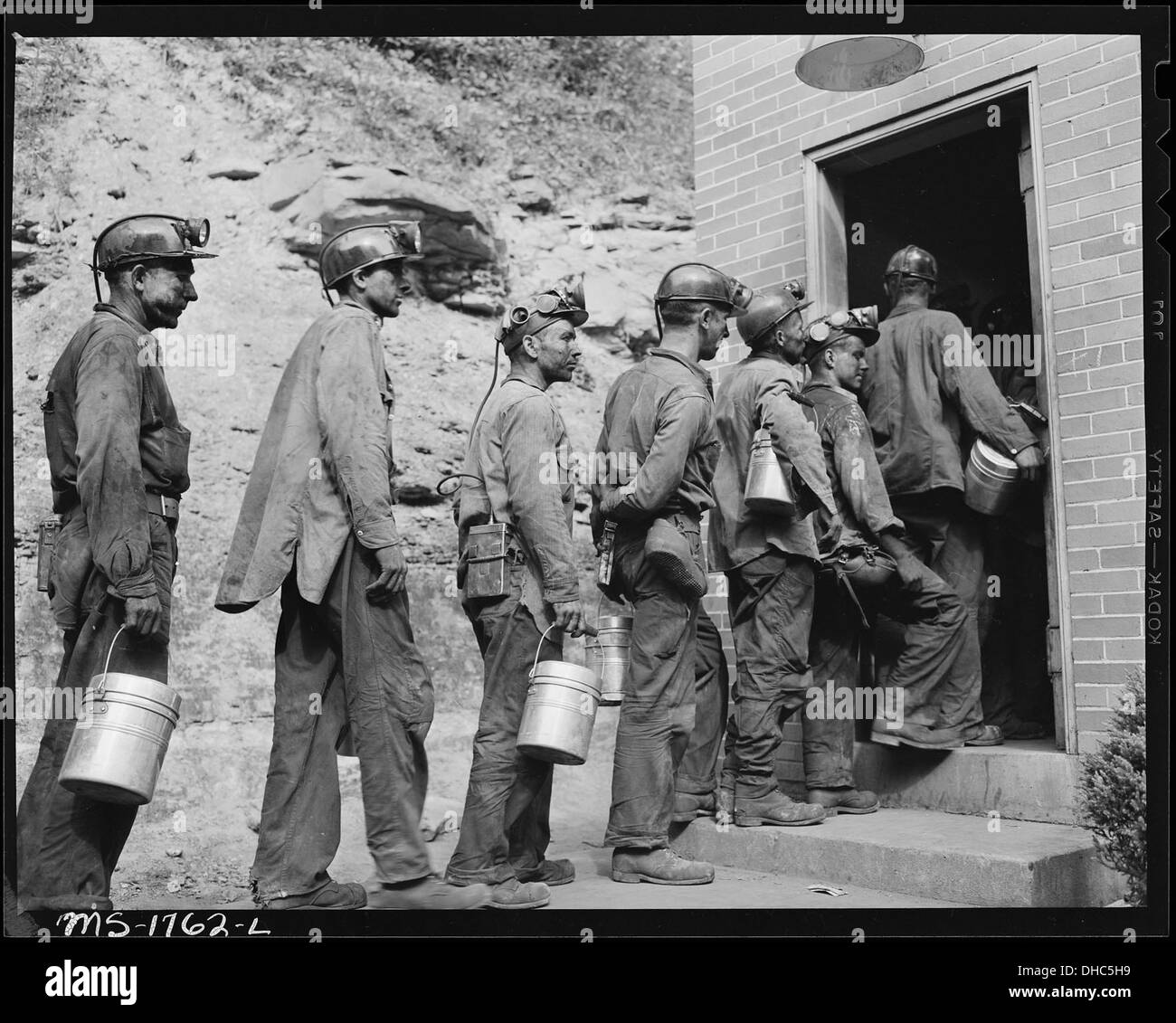 Les mineurs de l'enregistrement à la lampe à l'achèvement de la matinée. Charbon, Kopperston Koppers Division Mines... 540920 Banque D'Images