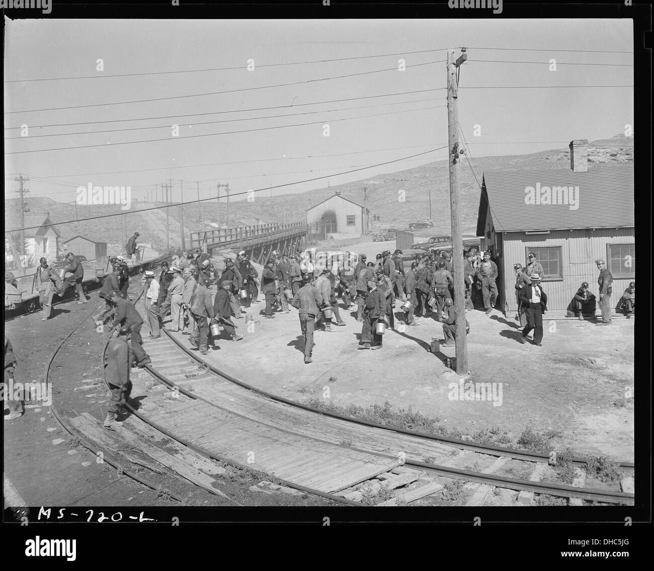 Les mineurs du quart de travail du matin se rendent au bureau de la mine après avoir terminé leur travail, voyageant en voiture-navette. Cette scène illustre la routine quotidienne des mineurs travaillant pour Union Pacific Coal. Banque D'Images