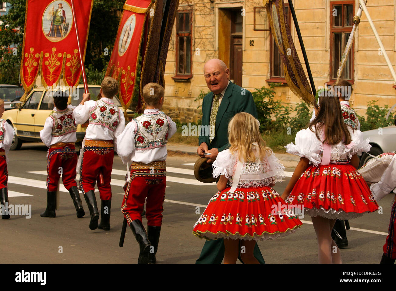 Les enfants de personnes en costumes folkloriques en pèlerinage à Zarosice, Moravie du Sud, République Tchèque, Europe Banque D'Images