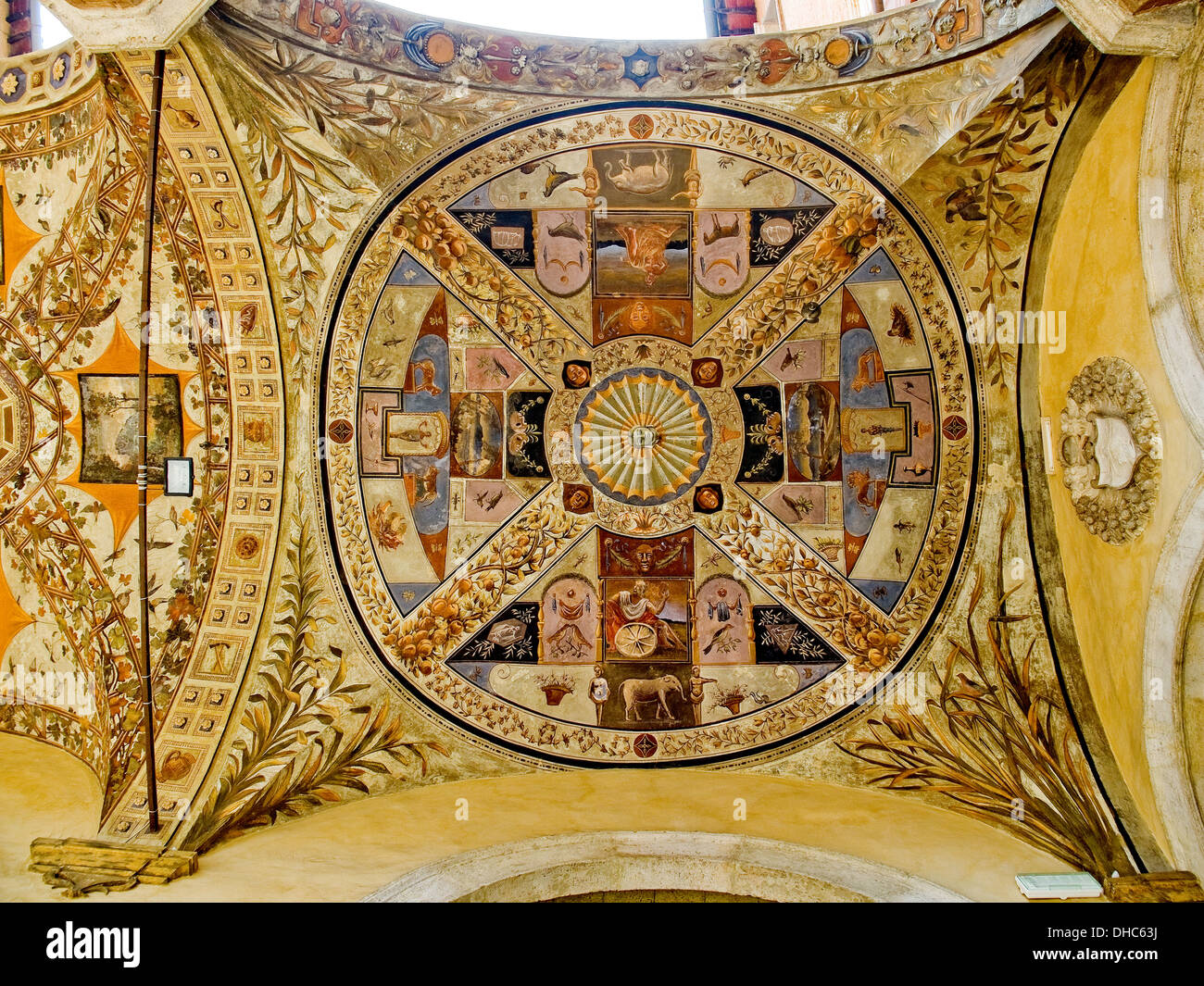 Plafond de la galerie dans la cour du Palazzo Piccolomini e delle Papesse. Sienne, Italie Banque D'Images