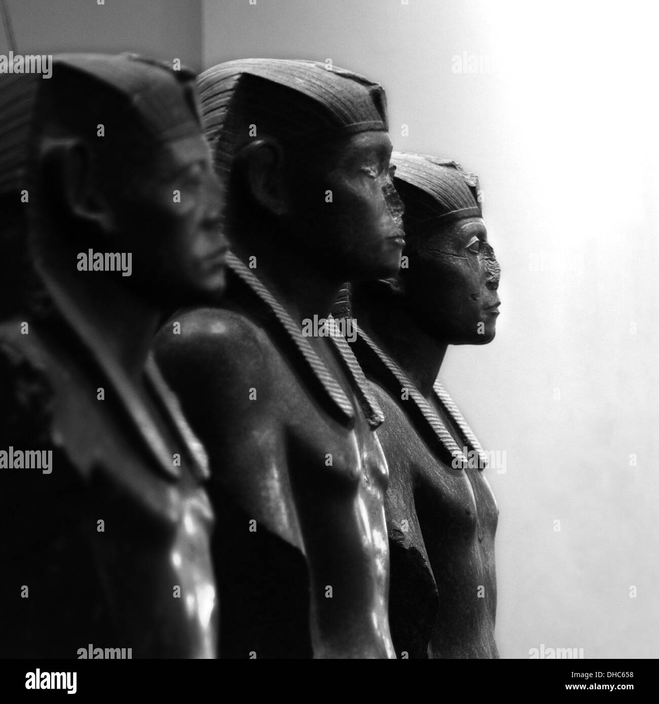 Trois sculptures égyptiennes dans une rangée Banque D'Images