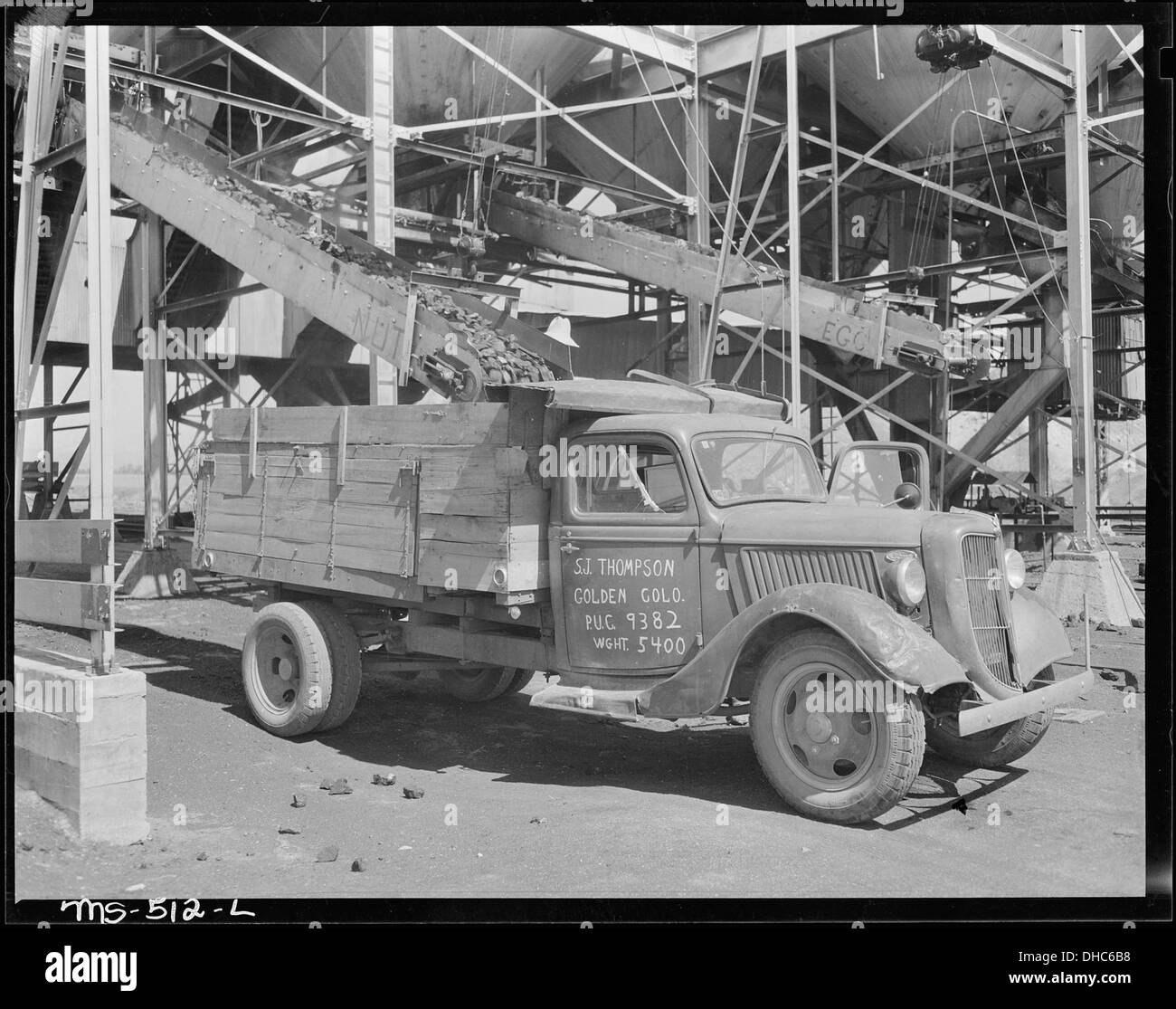 Le charbon est chargé dans un camion d’éleveur à la mine Centennial de la Boulder Valley Coal Company à Louisville, Colorado, illustrant ainsi le rôle de l’industrie minière dans l’économie locale. Banque D'Images