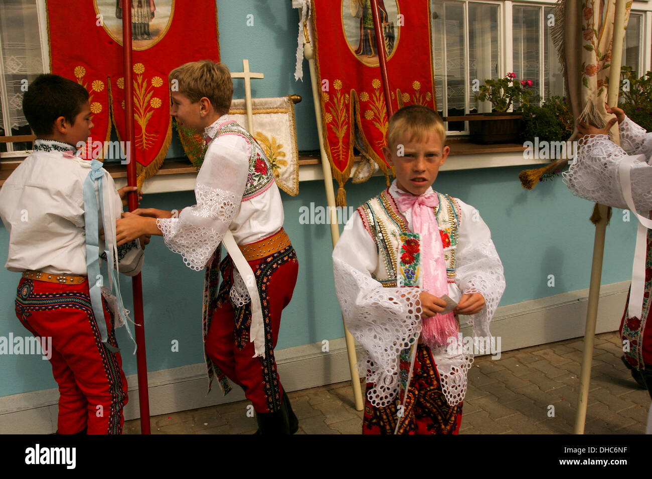 Les gens les garçons en costumes folkloriques en pèlerinage à Zarosice, Moravie du Sud, République Tchèque, Europe Banque D'Images