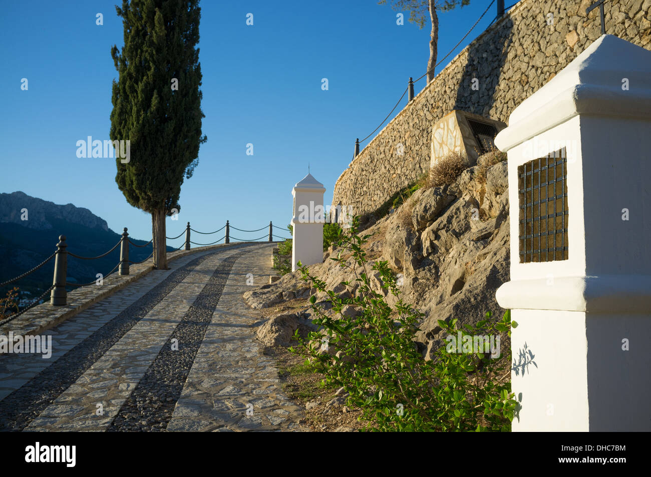 Calvaire traditionnel montée sinueuse vers un cimetière Banque D'Images