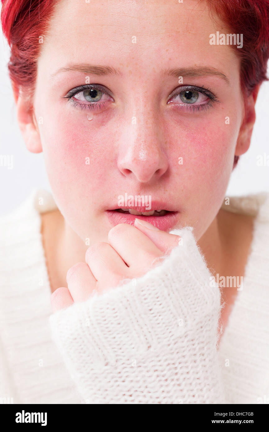 Malheureusement enfoncée pleurer jeune rousse femme avec des larmes dans les yeux Banque D'Images