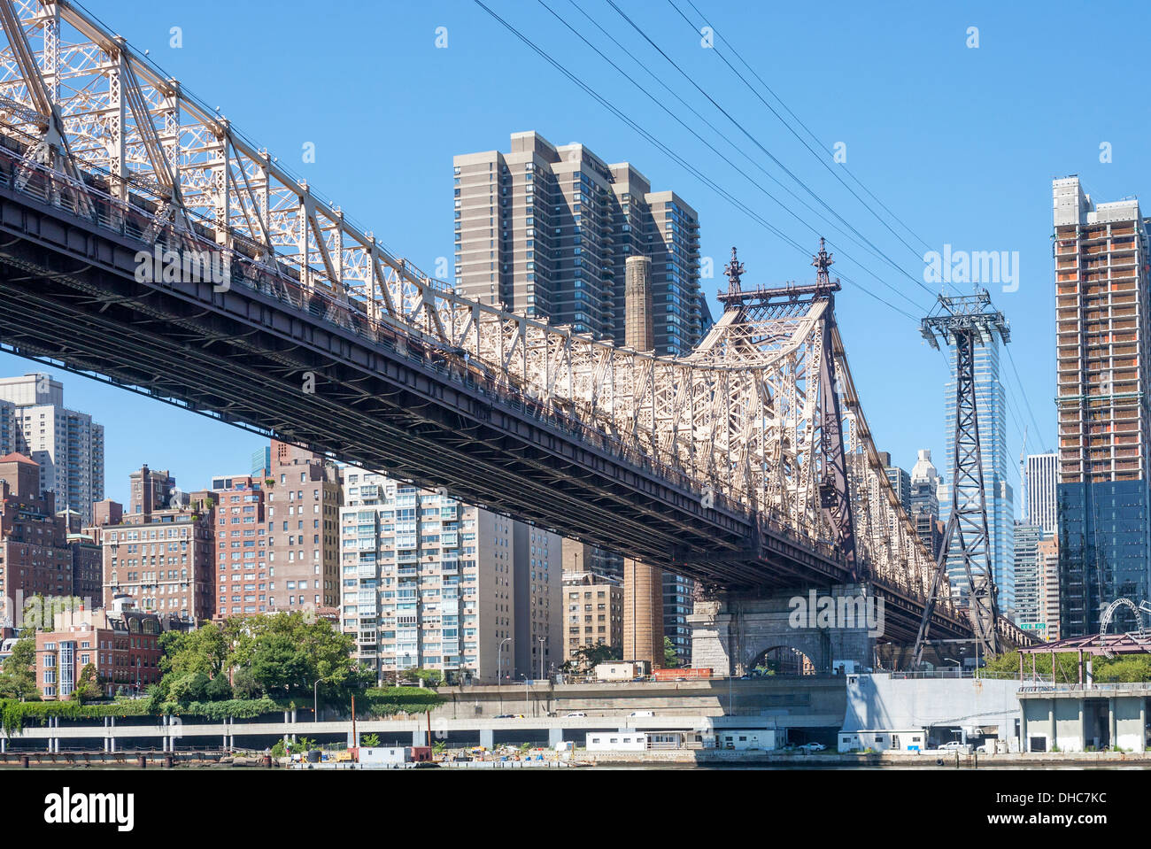 Une vue sur la 59e Rue pont qui relie Roosevelt Island à Manhattan, New York. Banque D'Images