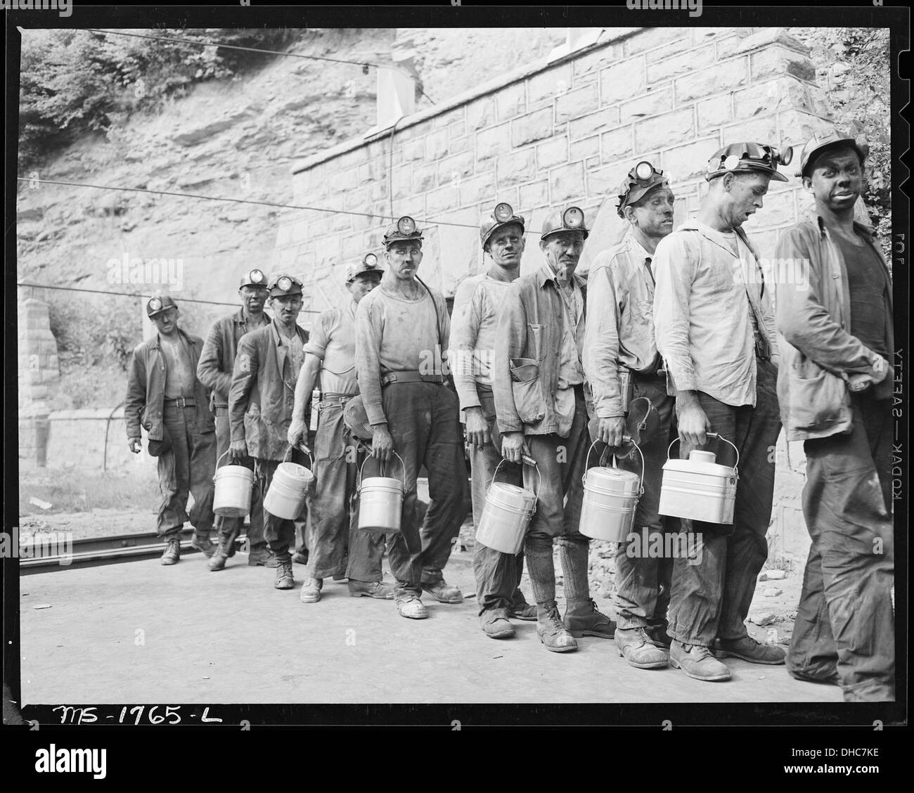 Les mineurs de l'enregistrement à la lampe à l'achèvement de la matinée. Charbon, Kopperston Koppers Division Mines... 540922 Banque D'Images