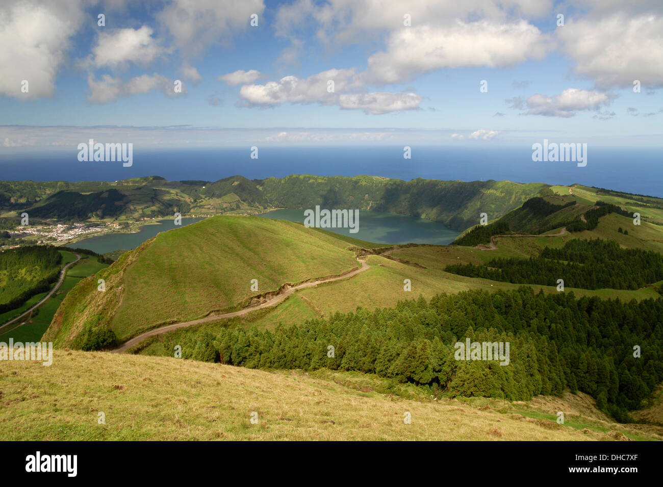 Caldeira avec Lagoa Azul et Lagoa Verde, Sete Ciades, l'île de São Miguel, Açores, Portugal, vu depuis un point de vue à l'Est Banque D'Images
