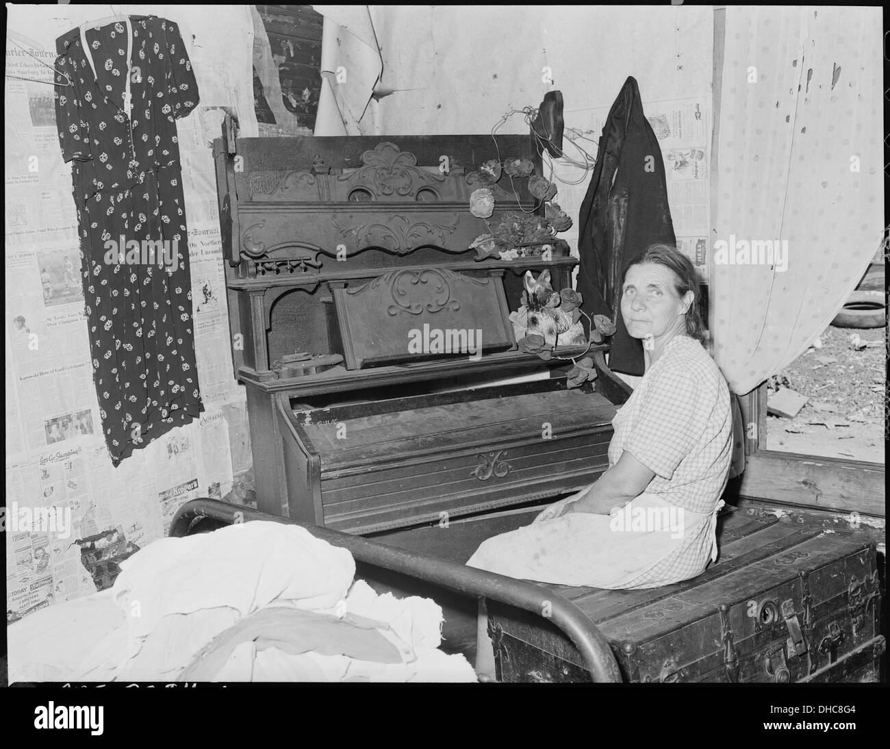 MRS W.H. Lawson, épouse d'un mineur de longue date, est représentée devant la mine Belva, aujourd'hui abandonnée, qui fait partie de la Kentucky Straight Creek Coal Company. La mine était une partie importante de l’industrie charbonnière du Kentucky à son apogée, mais comme beaucoup d’autres, elle a finalement été abandonnée en raison de changements dans les pratiques minières et les changements économiques. Banque D'Images