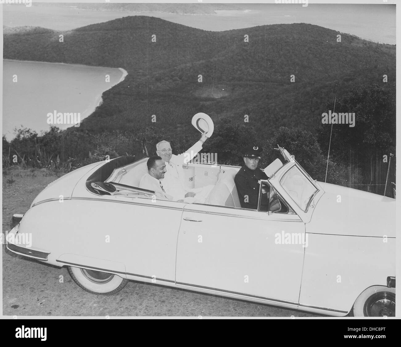 Photographie du président Truman et le gouverneur William Hastie dans leur automobile à Drake's Seat, un promontoire... 200473 Banque D'Images