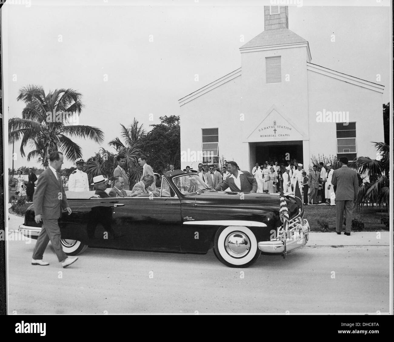 Photographie du président Truman arrivant dans sa limousine pour assister aux services à la U.S. Naval Station Memorial Chapel... 200566 Banque D'Images