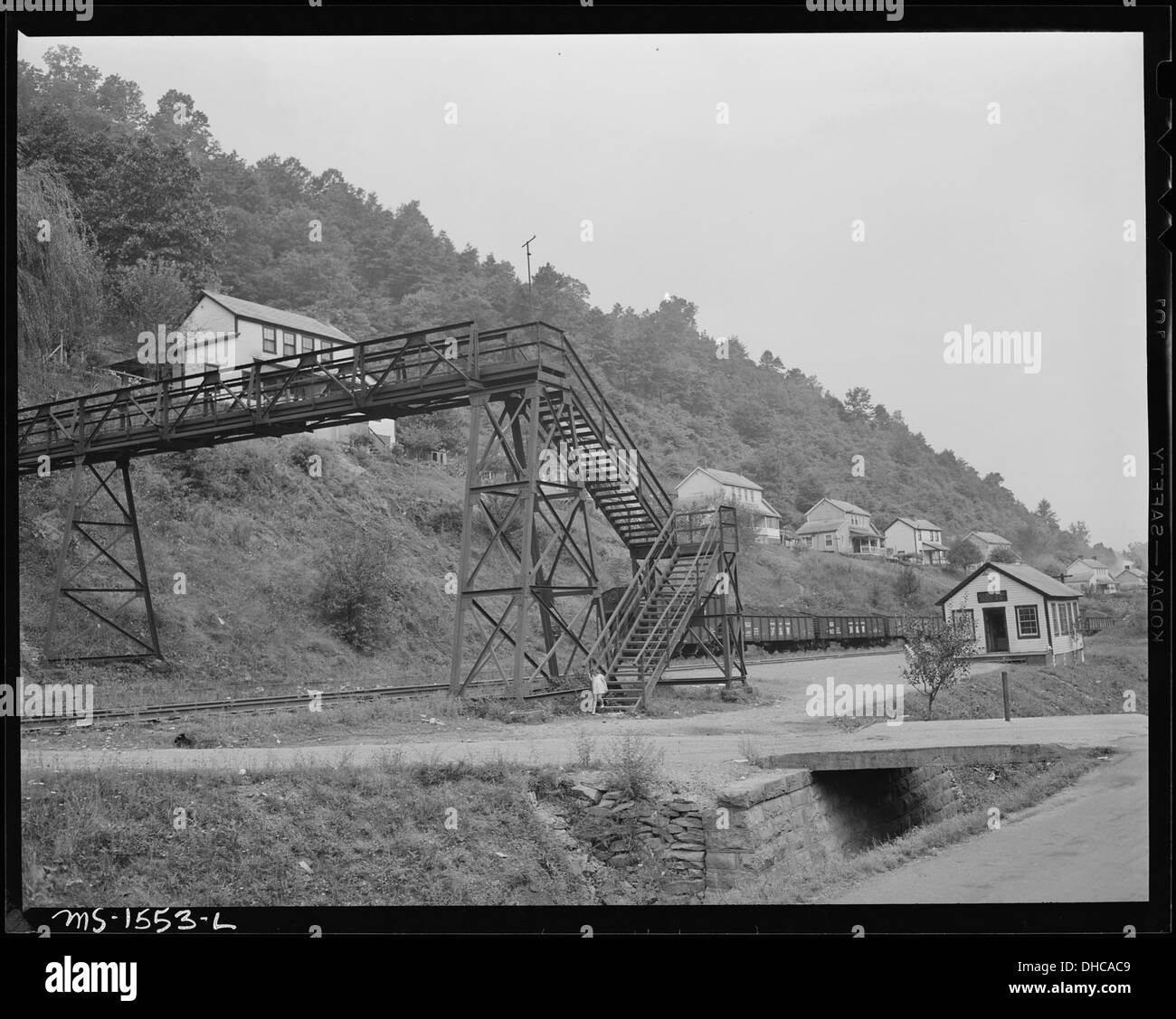 Un passage supérieur de chemin de fer dans une zone de camp de charbon, l'une des rares structures conçues pour atténuer les risques associés à la circulation ferroviaire dans ces zones. Banque D'Images