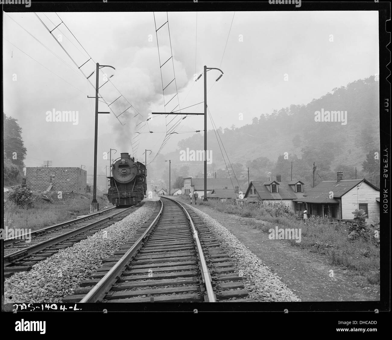 Les voies ferrées passant par les maisons et le magasin de la compagnie à la Kingston Pocahontas Coal Company dans la mine Exeter, Welch, Virginie-occidentale. Cette scène illustre la vie dans une ville minière de charbon à l'époque industrielle. Banque D'Images