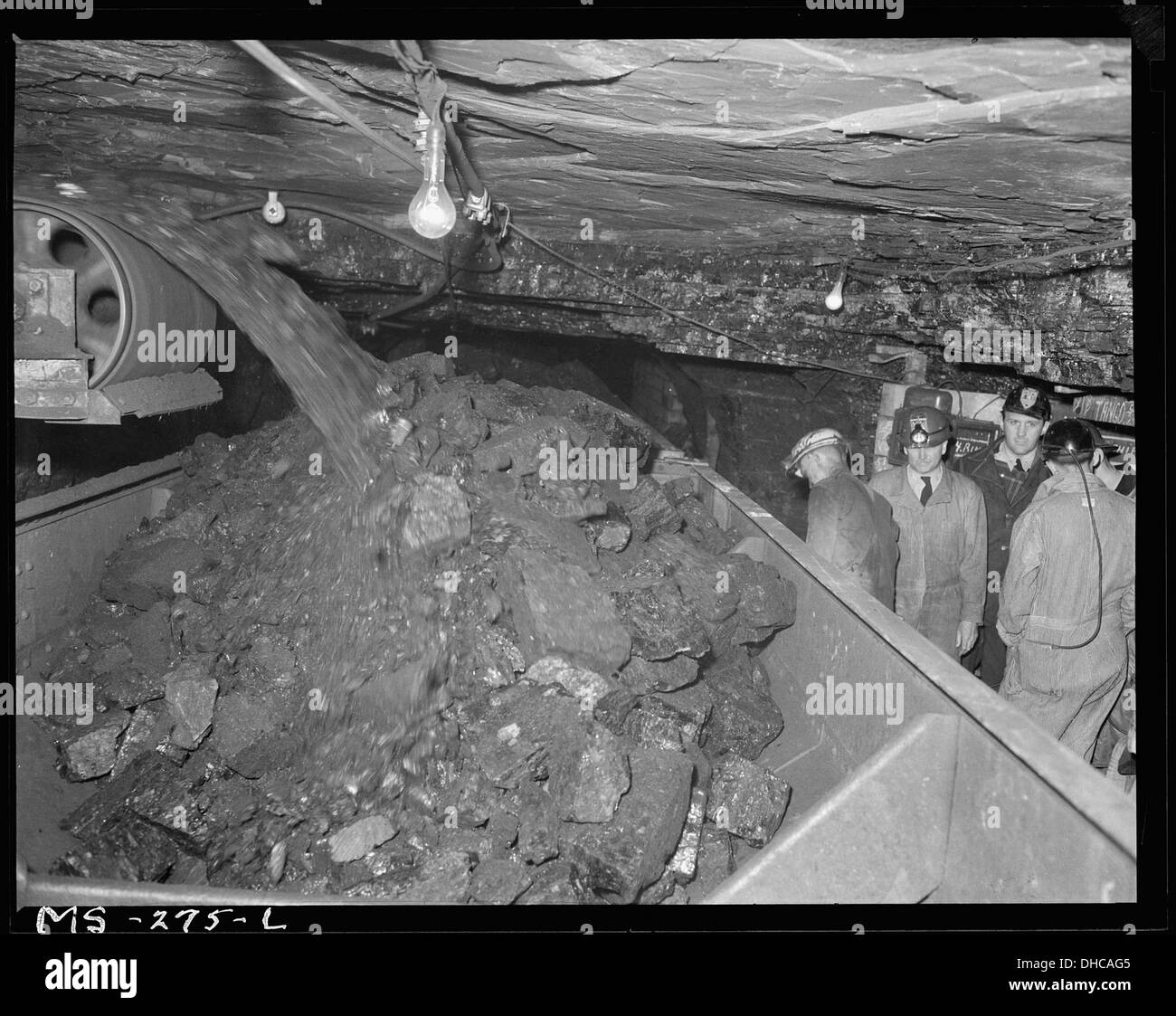 Le contre-amiral Joel T. Boone observe le chargement de charbon dans les wagons de chemin de fer lors d'une visite d'inspection des mines du sud de l'Illinois et de l'Indiana, soulignant l'importance du charbon dans la production de temps de guerre. Banque D'Images