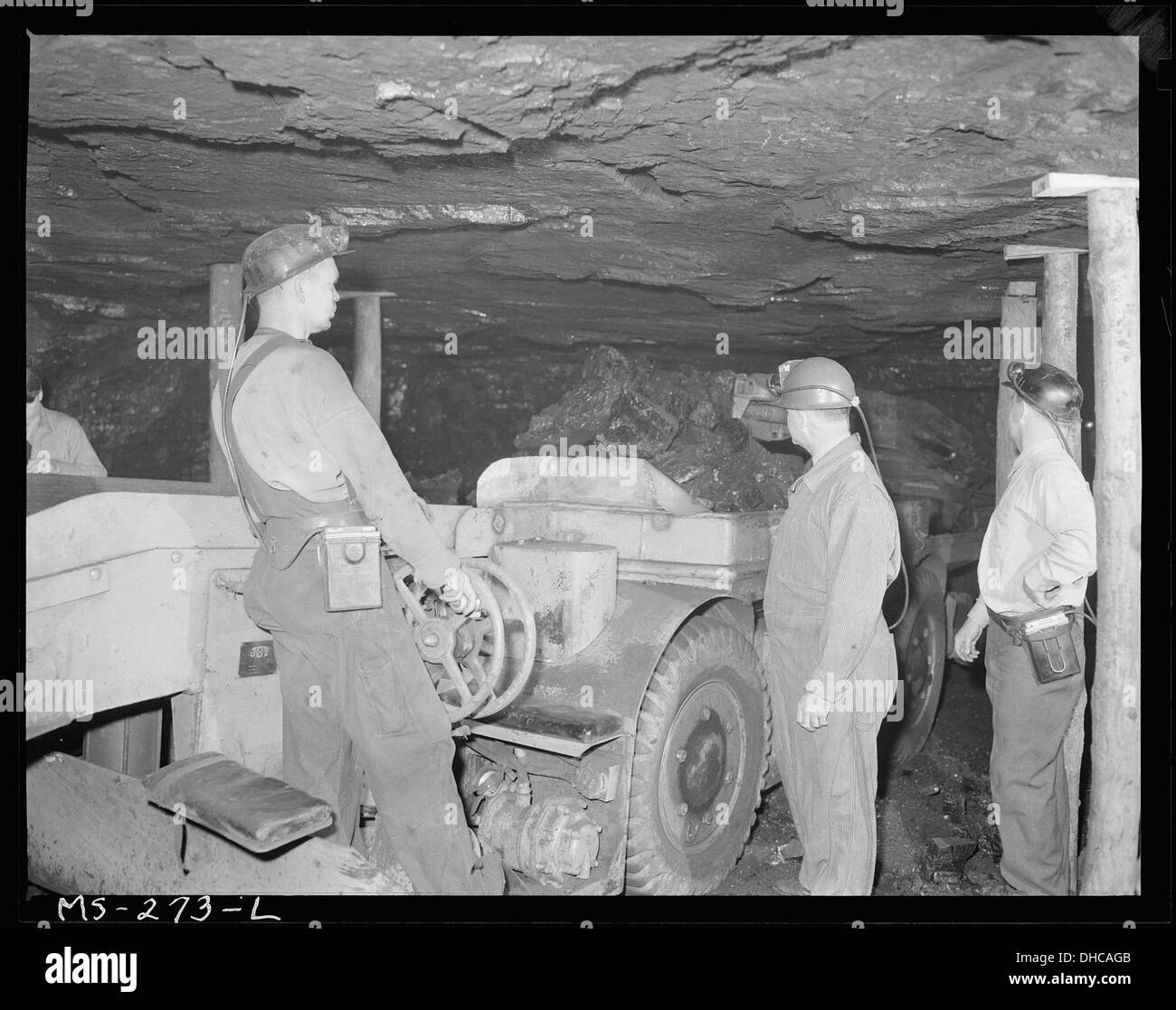 Le contre-amiral Joel T. Boone observe le chargement de charbon dans des wagons-navettes à la Consolidated Coal Company à Lake, mettant en évidence les opérations industrielles. Banque D'Images