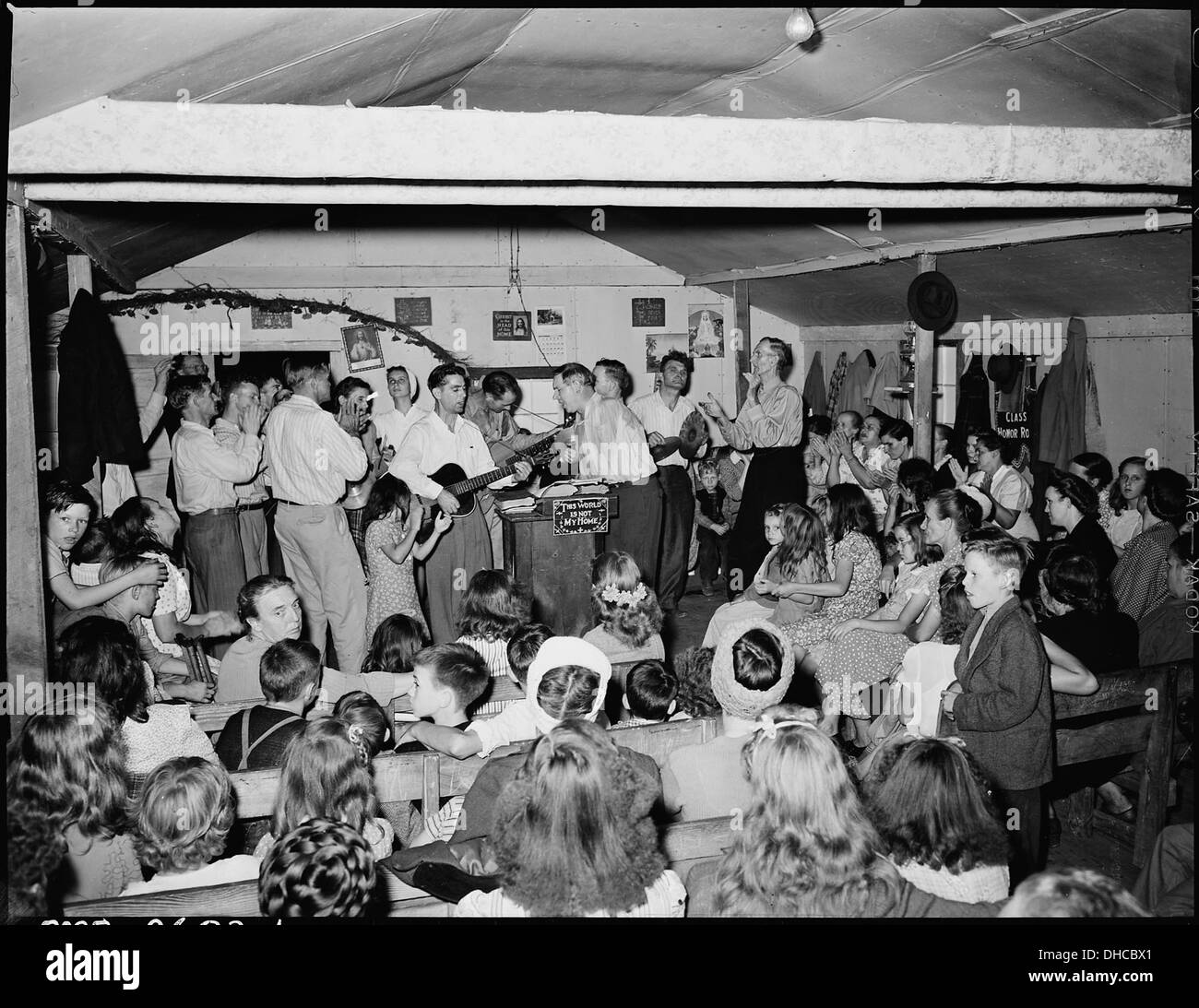 Un aperçu des services rendus à l'Église pentecôtiste de Dieu à Lejunior, comté de Harlan, Kentucky, mettant en valeur le rassemblement religieux de la communauté dans une région rurale. Banque D'Images