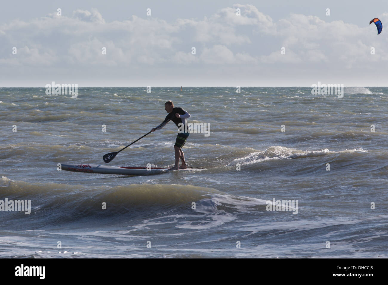 Paddleboard surfer à Bournemouth plage près de la jetée de Bournemouth, Angleterre Banque D'Images