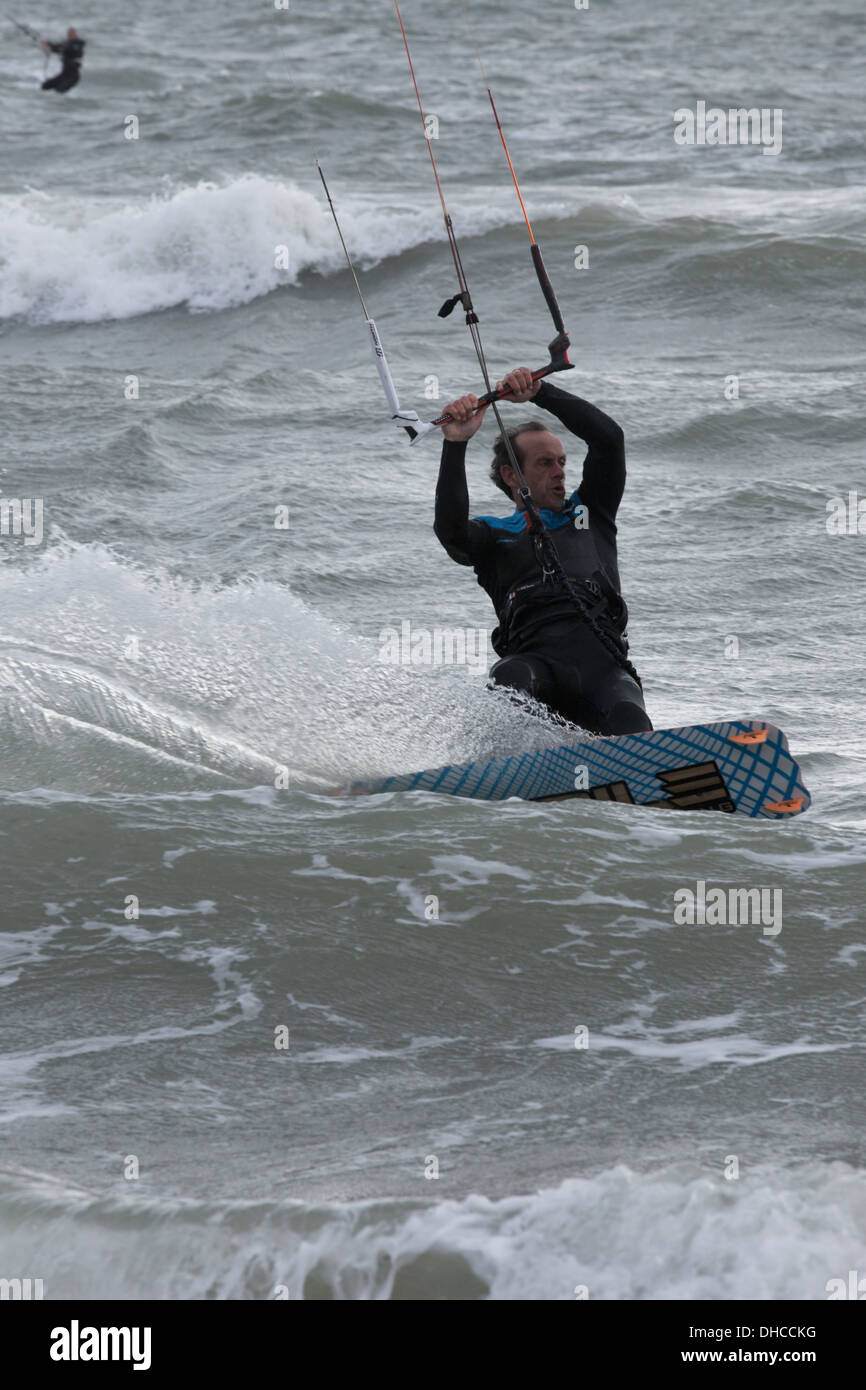 Kite surfer à Bournemouth plage près de la jetée de Bournemouth, Angleterre Banque D'Images