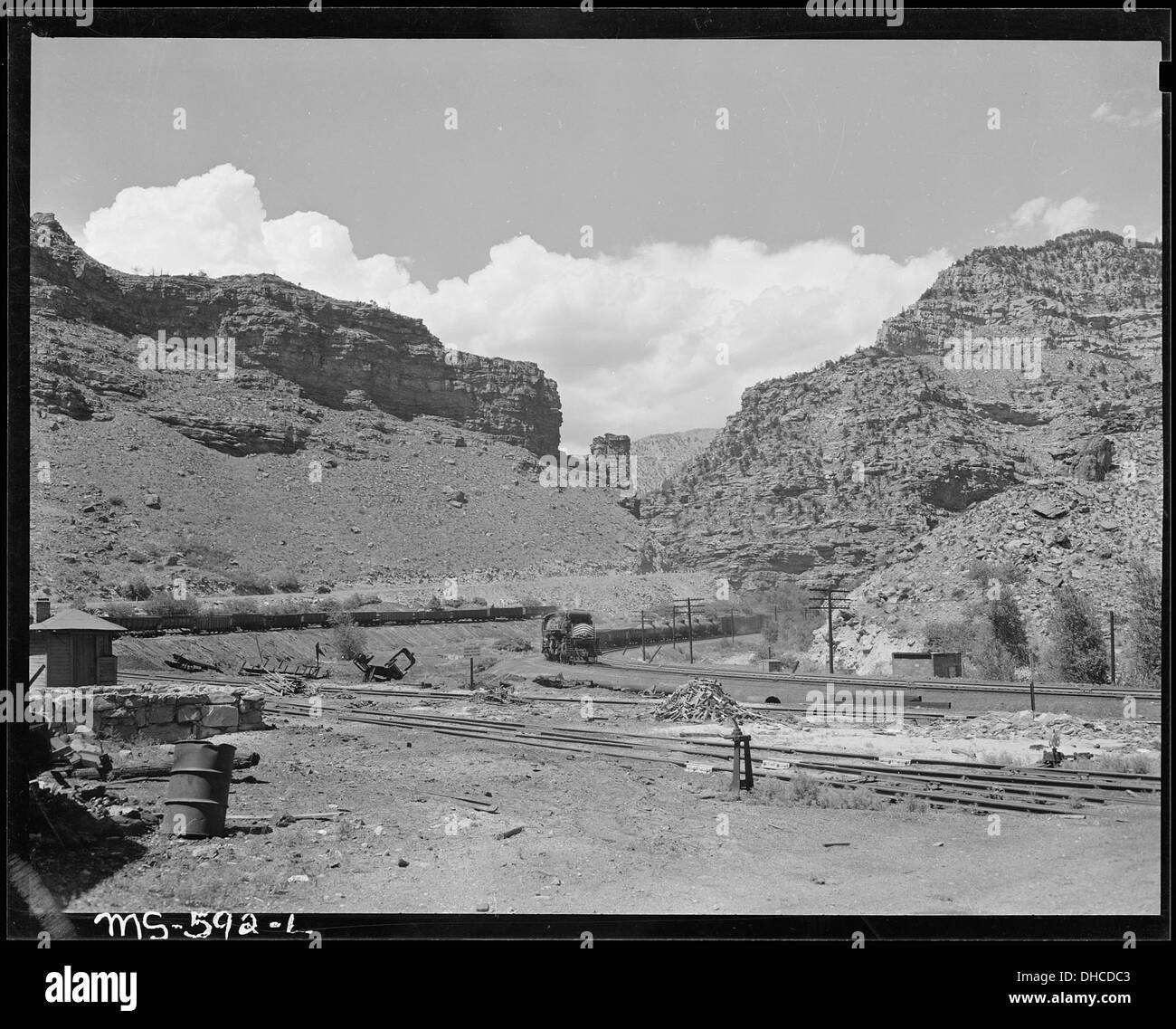 Le Denver, Rio Grande & Western Railroad traverse un canyon près de la mine Royal 5E2 de la Royal Coal Company, une voie de transport clé pour l'extraction du charbon dans la région, mettant en évidence l'intégration des industries du transport et de l'exploitation minière. Banque D'Images