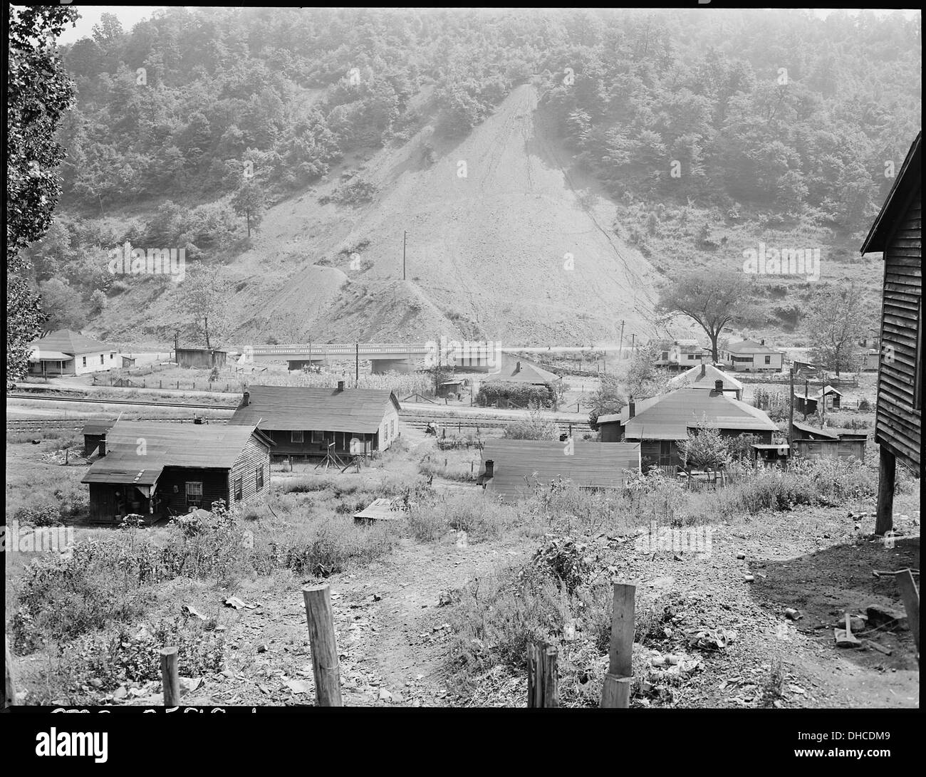 Cette photographie capture la vue depuis le porche du sergent à Lejunior, Kentucky, surplombant la P V & K Coal Company et la mine Clover Gap, dans le comté de Harlan. Banque D'Images