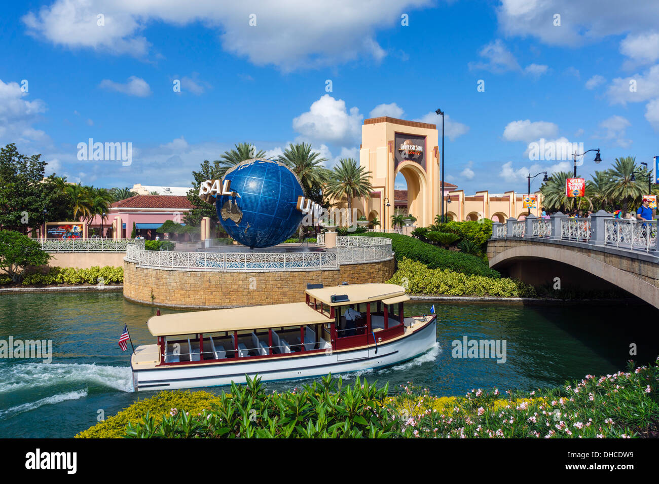 Bateau sur le lac en face du globe à t'entrée de Universal Studios, Universal Orlando Resort, Orlando, Central Florida, USA Banque D'Images