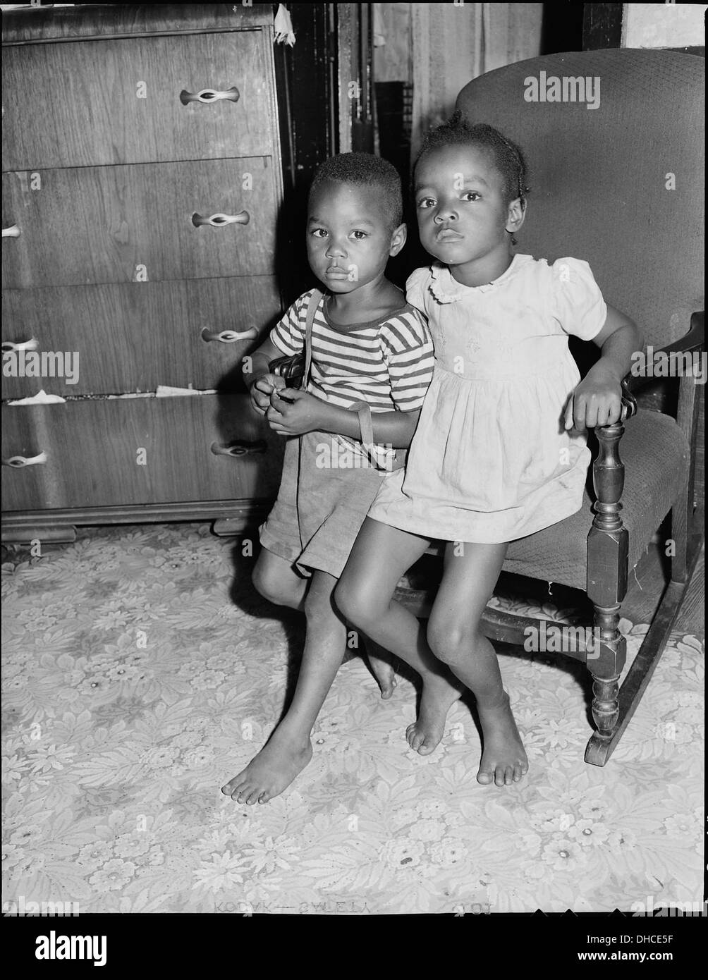 Cette photo montre deux des enfants de MRS Beulah Wady dans le salon de leur maison de cinq pièces, qui coûte 9 $ par mois en loyer, reflétant les conditions de logement américaines du milieu du XXe siècle. Banque D'Images