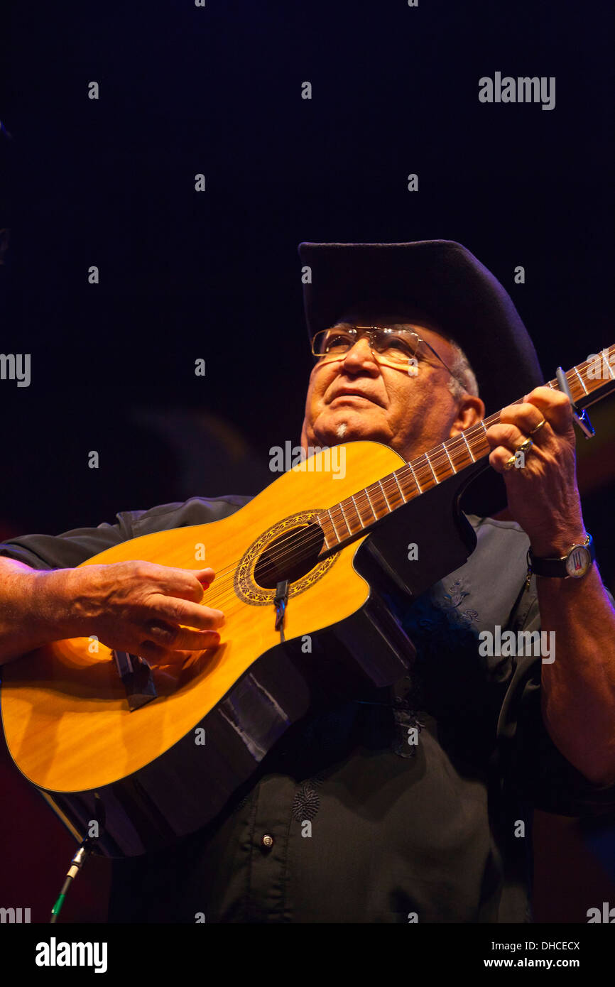 ELIADES OCHOA joue de la guitare avec l'ORCHESTA BUENA VISTA SOCIAL CLUB au Festival de Jazz de Monterey - Monterey, Californie Banque D'Images