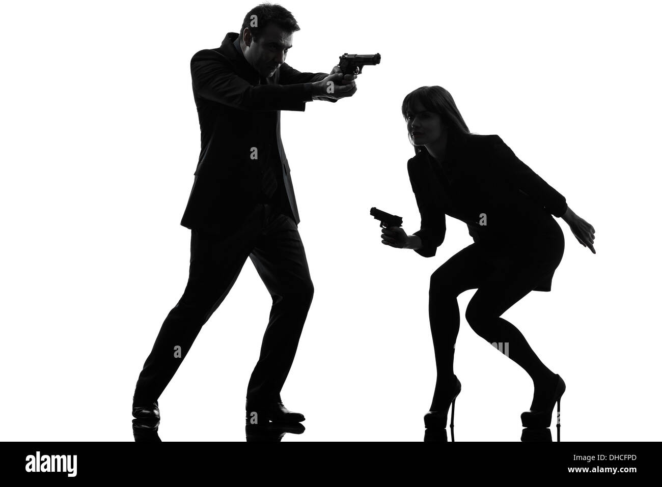 Un homme secret agent détective casier avec fusil en silhouette studio isolé sur fond blanc Banque D'Images