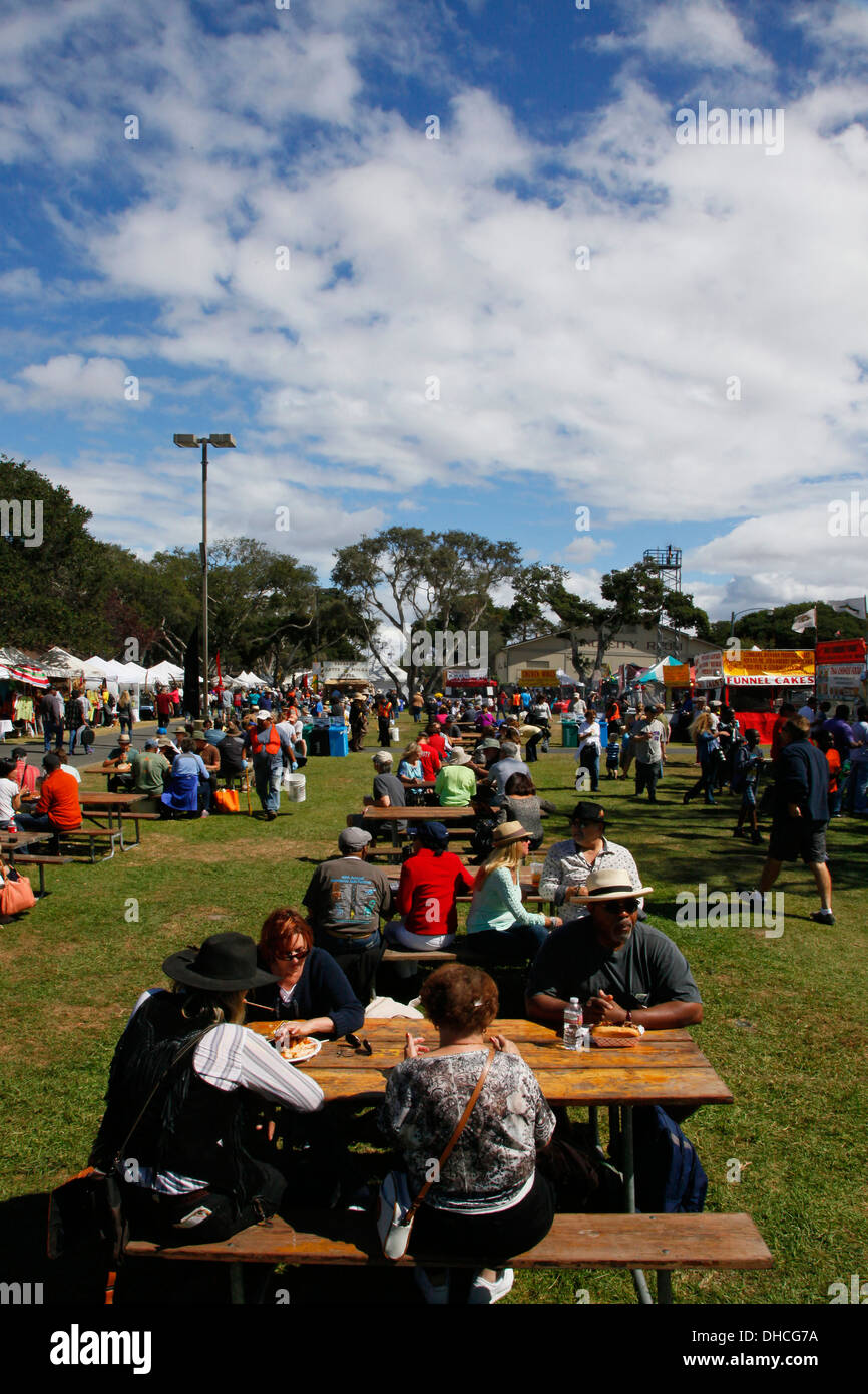 La foule est de manger des aliments à l'édition 2013 Festival de jazz de Monterey en Californie Banque D'Images