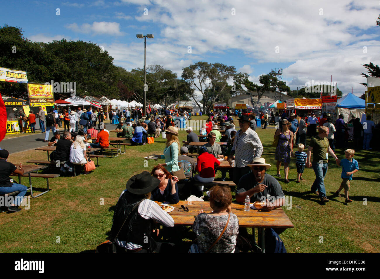 La foule est de manger des aliments à l'édition 2013 Festival de jazz de Monterey en Californie Banque D'Images