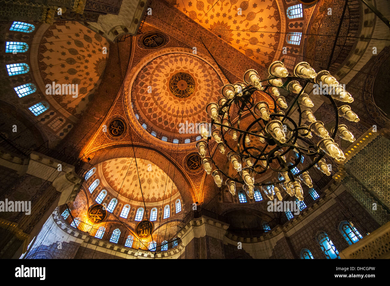 Belle cealing à l'intérieur d'une mosquée à Istanbul. La Turquie Banque D'Images