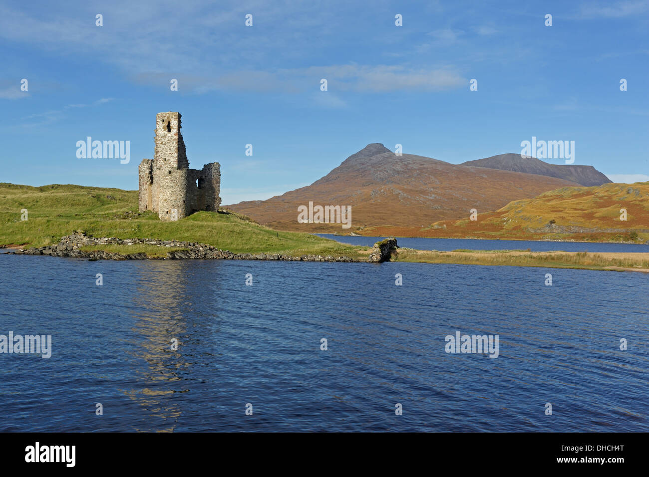 Ardvreck Castle sur le Loch Assynt avec Quinag dans la distance Banque D'Images