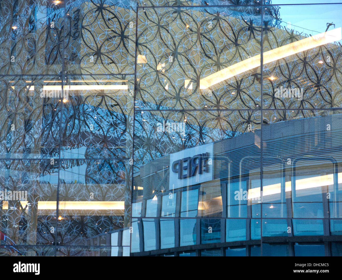 Vue de la nouvelle bibliothèque de la ville de Birmingham reflète dans une baie vitrée Banque D'Images