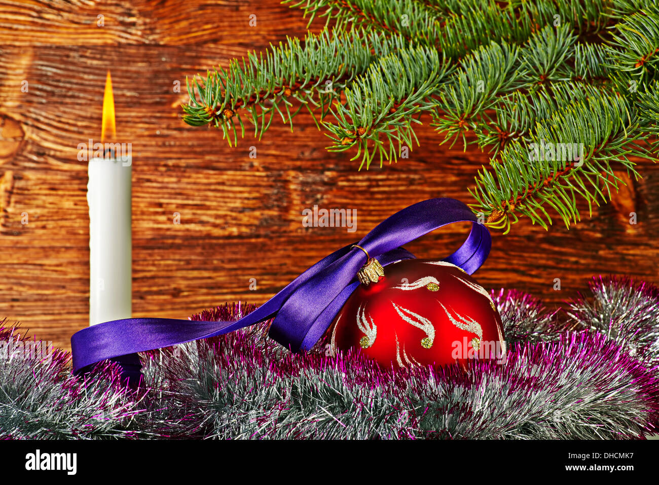 Décoration de Noël. Balle rouge violet, ruban, sapin, bougie et fond de bois. Selective focus Banque D'Images
