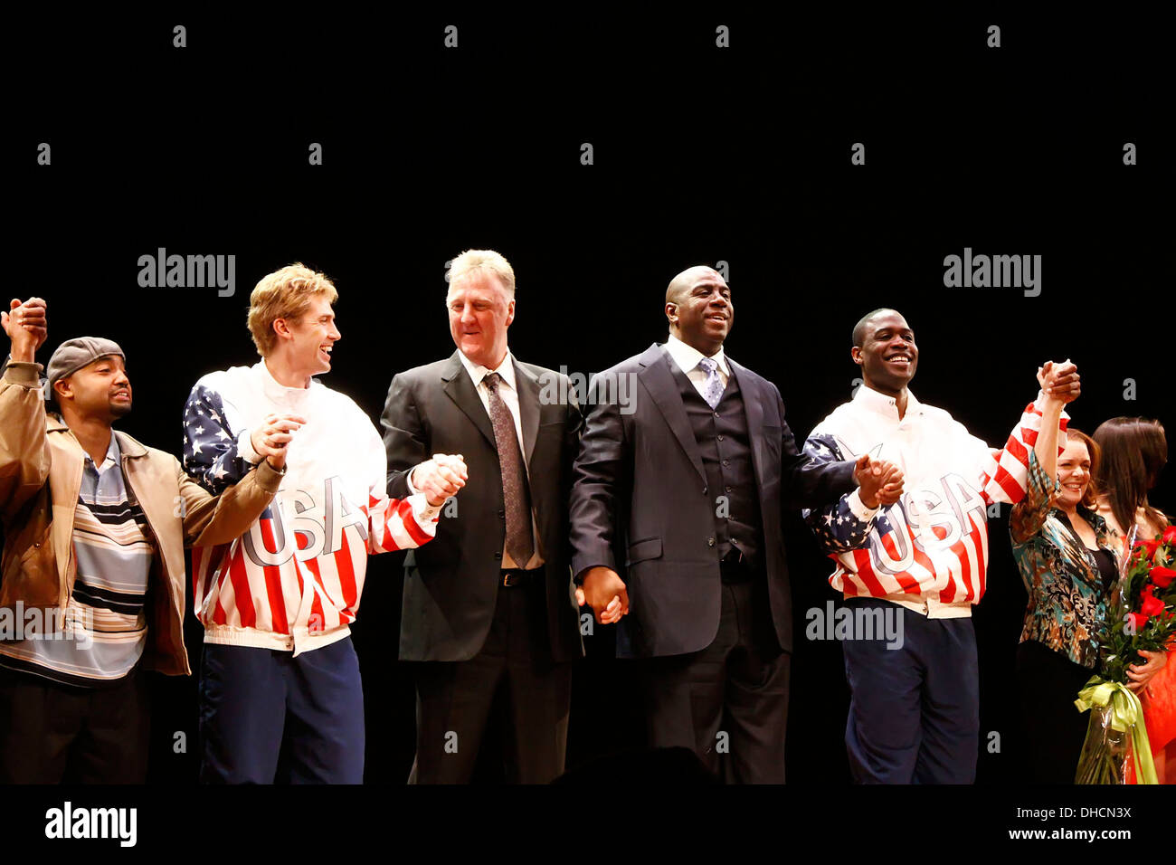 Tug Coker Larry Bird Earvin Magic Johnson Kevin Daniels et cast Broadway opening night Curtain Call pour 'Magic/Bird' à Banque D'Images