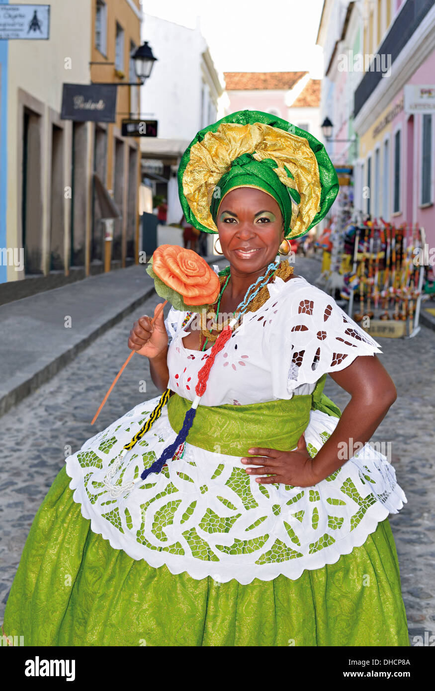 Brésil, Bahia : 'Baiana' Ana Cristina en robe du candomblé traditionnel dans le centre historique de Salvador da Bahia Banque D'Images