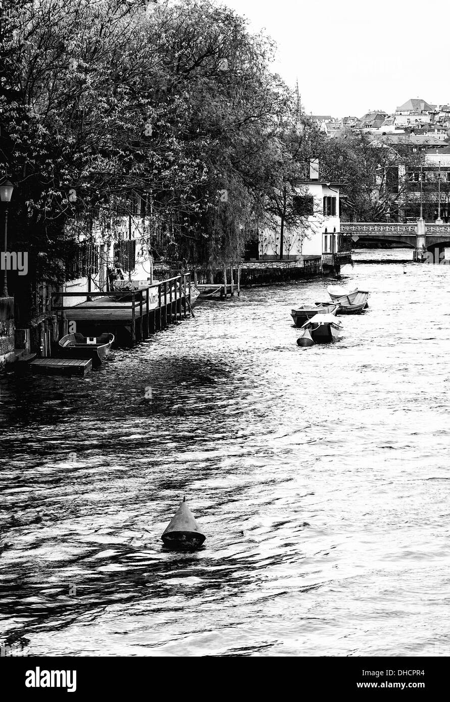 Zurich, Suisse : River shore dans le vieux centre-ville Banque D'Images