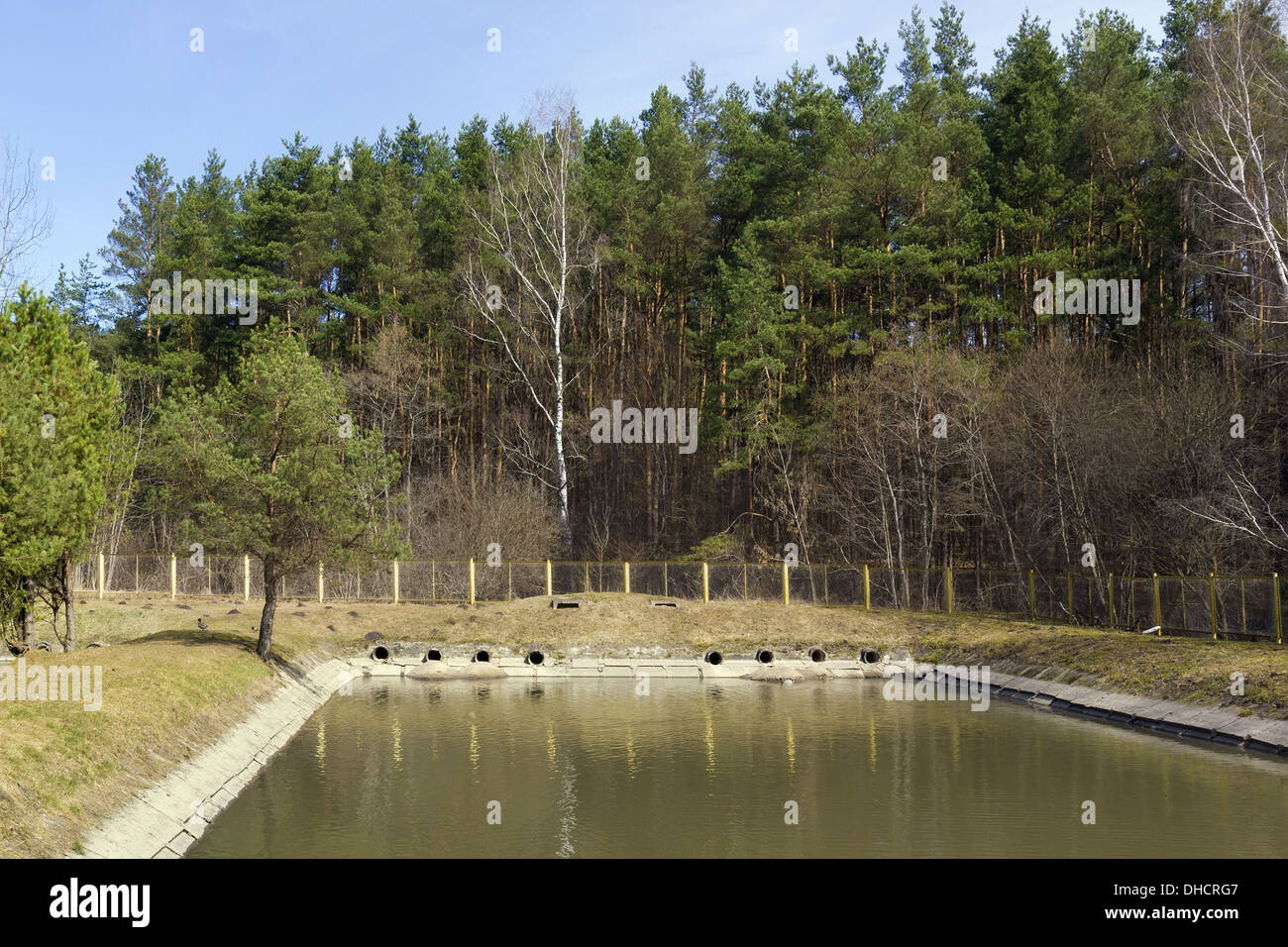 Les drains d'égout de la petite ville Banque D'Images