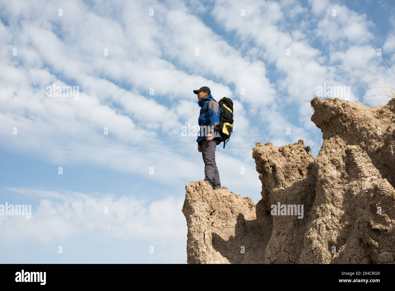 Randonneur debout sur une falaise qui domine. Jeunes asiatiques Banque D'Images